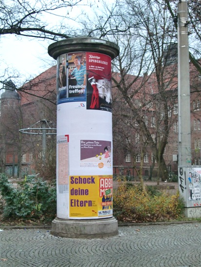 Vor dem Landesmuseum für Vorgeschichte, Richard-Wagner-Straße / Ecke Adolfstraße ist unser Plakat auch zu sehen.